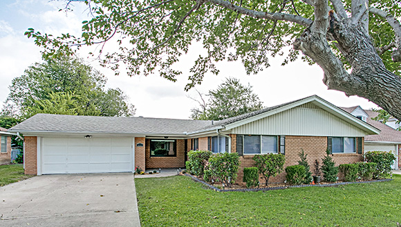 Professionally Landscapped Fortworth Texas House