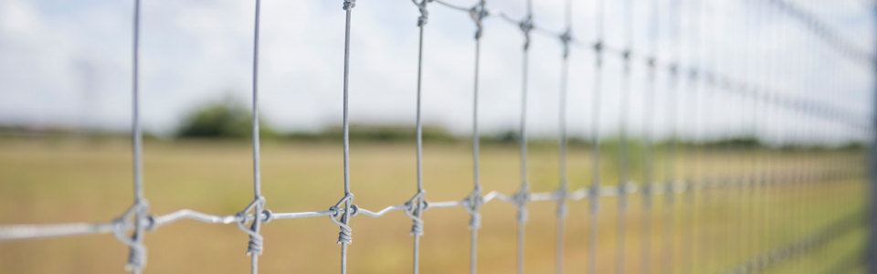 Close-up of StaTite50 reverse-twist fixed-knot wire connection detail