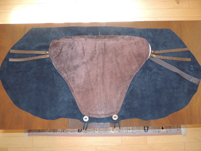 The full El Compañero Bareback Rider suede pad laid flat showing the contoured brown center seat, dark suede skirt, and girth straps