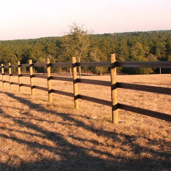 CenFlex flexible rail horse fence installed on wood posts