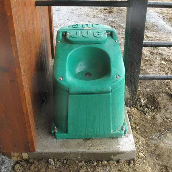 JUG livestock waterer with feed trap and draw-tube clean water technology