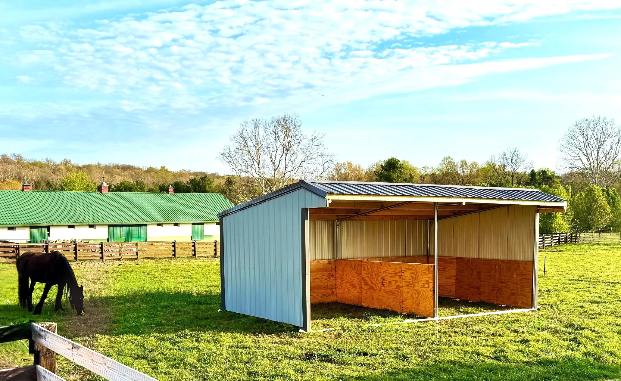 Klene Pipe Structures Wrangler galvanized steel run-in horse shelter kit with salt box roof
