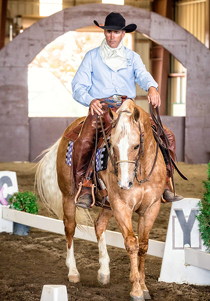 Executing the correct bend, on a ten-meter circle, at the working jog